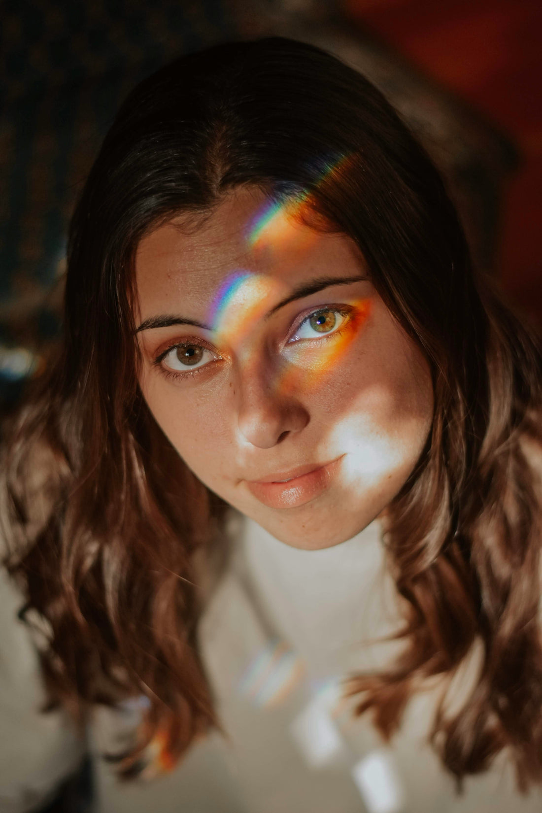 Femme marchant dans un parc automnal, entourée de feuilles dorées.